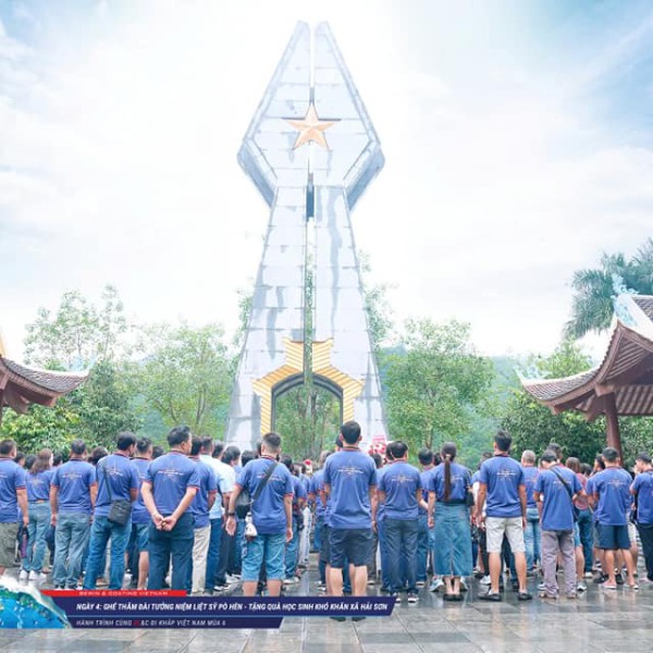 Ngày 4: Ghé Thăm Đài Tưởng Niệm Liệt Sĩ Pò Hèn Và Tặng Quà Học Sinh Khó Khăn Xã Hải Sơn